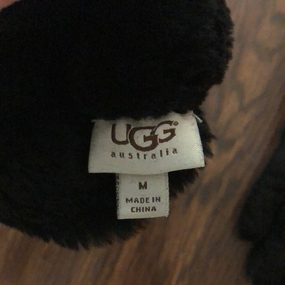 Ugg black sheepskin gloves women’s size Medium comes with dust bag - Picture 4 of 4
